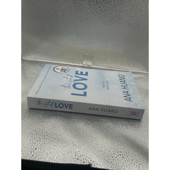 Twisted love Ana huang - Picture 3 of 5